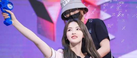 最新八卦爆料杨超越,神秘男友身份引网友热议  第3张